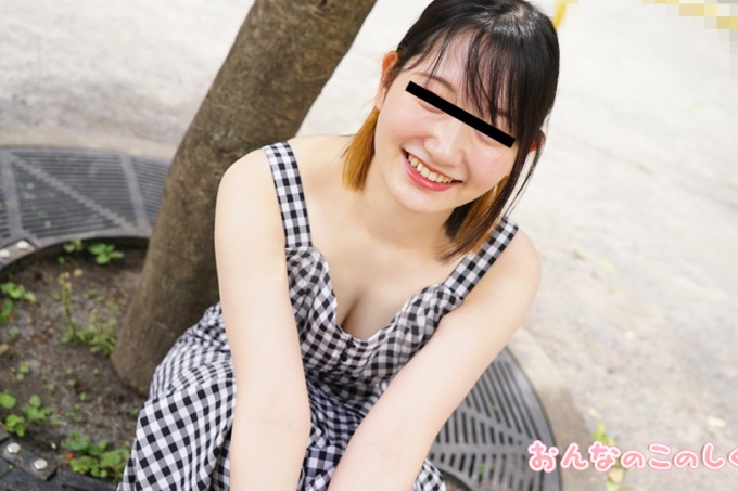 女人如何工作 - 乳头直立的敏感女孩的女性身体测量 -