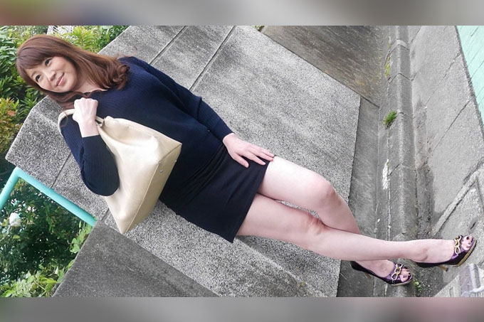 美腿超短裙的漂亮熟女被抱起两次中出！