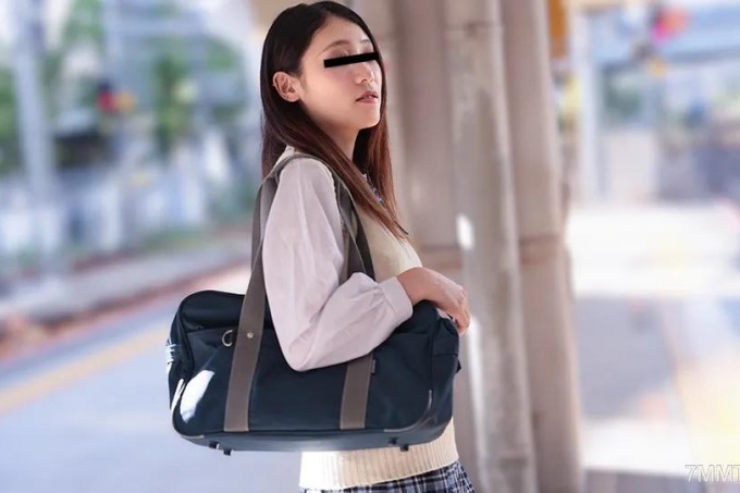 在火车上恶作剧穿制服的女孩