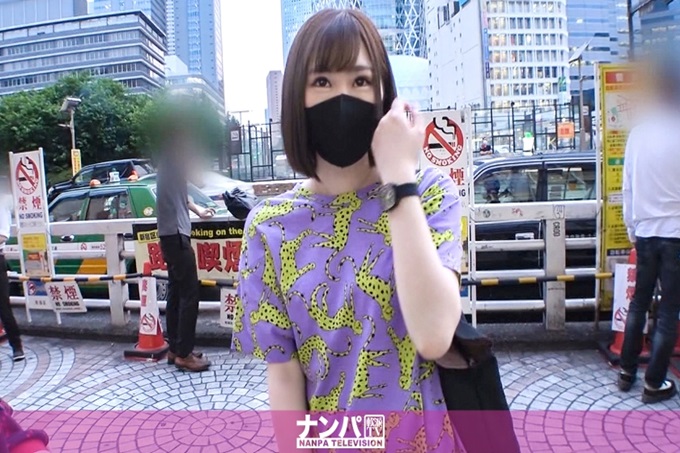 真实素人搭讪，初次摄影。 1493“在新宿站试着免费赠送了大量的避孕套！”的计画坚决实行！把捡到的温柔女孩作为采访带进饭店！带0.01mm的保险套社交空间！如果能满足身材矮小小蝌蚪的话，可爱的喘息声会在房间里回响！