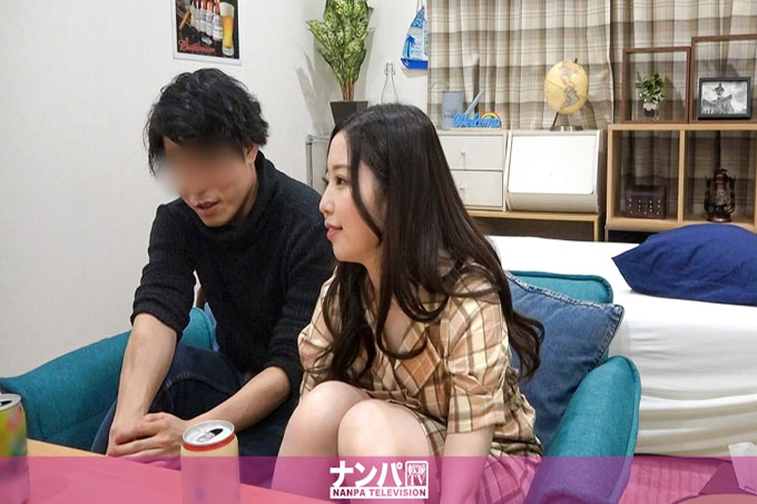 百战难波大师的枪室里，我Tsurekomi SEX隐藏射击303 蠕动白皙纤细的身体，完美捕捉阿南气喘吁吁！她笑起来充满了魅力，神情完全变成了一种愉悦的感觉。