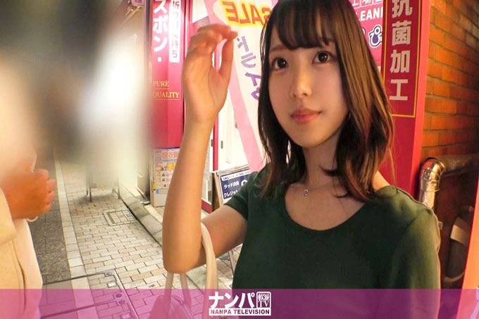  真的很软，第一枪。 1952年 接一位来户越银座买职场礼物的服装店员！我不会拒绝询问有关检查性感区的问题，所以我就做爱！时髦的衣服底下，藏着身材姣好的巨乳！
