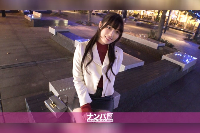 身材苗条的巨乳妹子根本按耐不住，潮吹连连！她不会屈服，用她紧致敏感的阴户攻击男人…