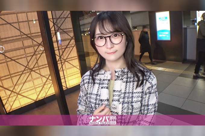 “认真搭讪，初拍。2191 用草莓当诱饵，搭讪一位皮肤白皙、认真戴眼镜的素人！与外表相反，她有外遇