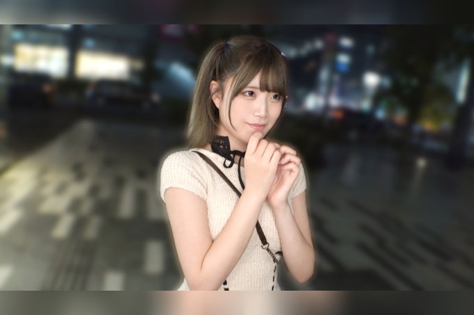 某咖啡馆的女仆出演了一部成人影片，她喷水、疯狂的性爱场景让收视率飙升，让所有男观众都感激不尽！