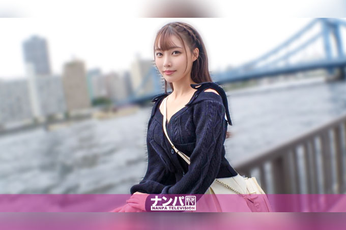 真的假的？！河岸边这么可爱的女孩子！居然有人在勾搭一个猫一样的女孩子！她敏感的脖子被挑逗，让她不停地做出性感的表情！