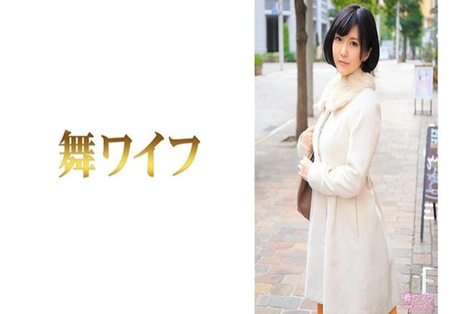 舞ワイフ 木村ななみ 1 我是为无性生活而烦恼的人妻。成为无性生活的契机好像是生了孩子,被养育孩子追迫的她没有回应丈夫的要求而生活着。结果,丈夫出轨,夫妻关系冷淡下来。在孩子独立之前无法考虑离婚的她下定决心要忍耐现在的生活,但抑制不断涌现的性欲望会成为压力…。然后,为了消除无法忍耐的性欲,开始在婚外情网站上寻找男人。