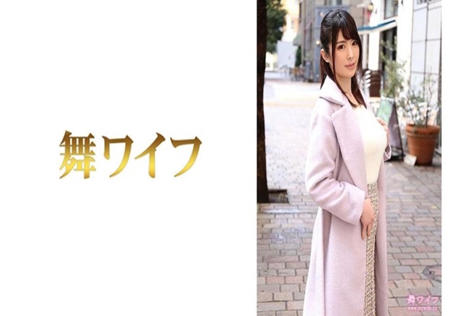 舞ワイフ 三苫ほのか 1 三苫先生半年前从东京都内移居到了静冈县。据说移居的时候被美丽的静冈风景和空气治愈了，但是渐渐地开始怀念都市的生活了。一个月去见一次朋友，现在每周去一、两次东京都内，享受在婚外情网站遇到的男人和猥亵的情事。如果注意到的话，就无法抑制自己的欲望，在我们面前表现出更加追求刺激的姿态…。