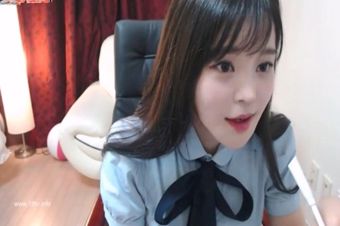 [韩国主播外流]学生妹放学不回家~翻过重重围墙就为了让小骚逼解放！！