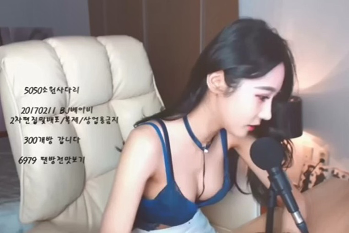 [韩国主播外流]大眼主播宽衣解带~性感内衣诱惑你鸡巴~