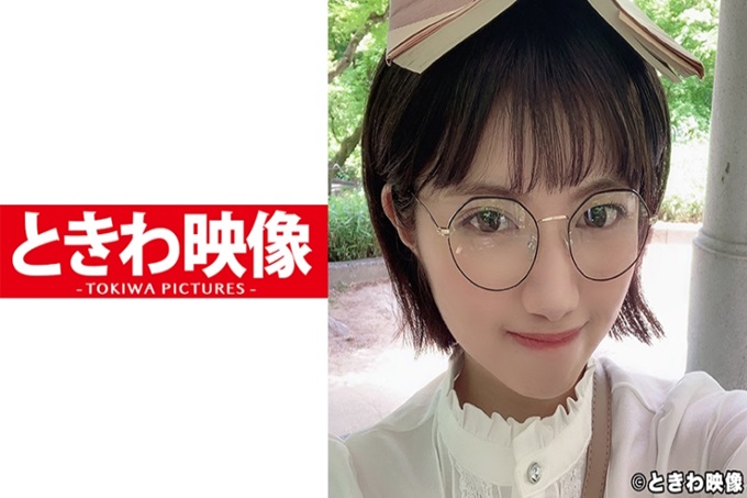 喜欢读书的短发女生戴着可爱的眼镜，积极地叼着丑男，允许中出！适合喜欢读书的短发的女孩子…眼镜是魅力点吗那个也很适合，从那个身姿无法想像的那样，是淫乱的女孩子！
