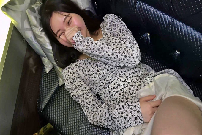 【FC2】露脸吧！挑选一个100%干净漂亮、缺乏经验、充满害羞和出色敏感度的女人，从后面欣赏她美丽的屁股和她美丽的阴户，最后我们第二次做爱，中出和调情洗澡！
