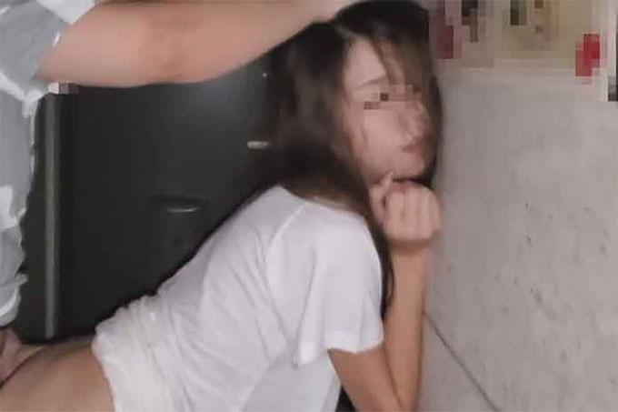 一个受不了两个孩子的妈妈，在饥饿的女儿身边流露出喜悦的声音