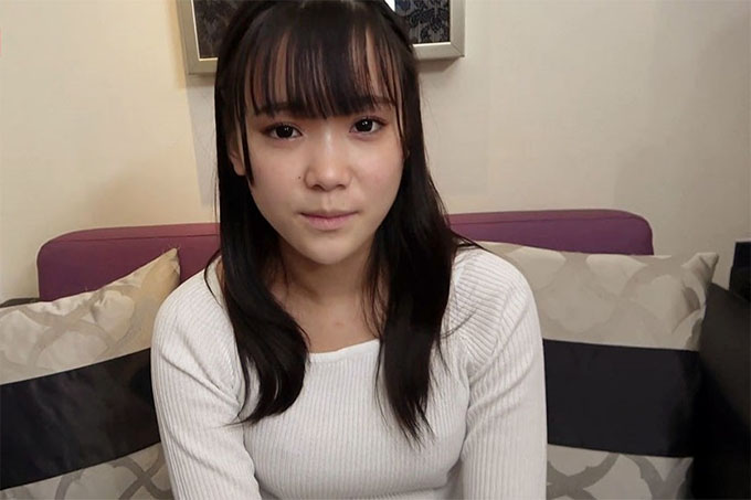 一头黑发的整洁少女。毫无疑问的生松鼠，要求一张散发着危险气味的年轻偶像级面孔。在第一次和最后一次富有的性爱中大量阴道射精。