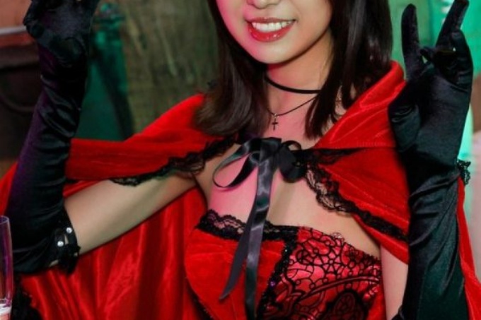 逆天魔镜涩谷万圣节版“你不想看到所有cosplay女孩在现实生活中做爱吗？”