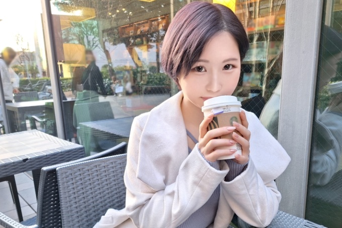 一位年长的女士，带着平静而神秘的气息。