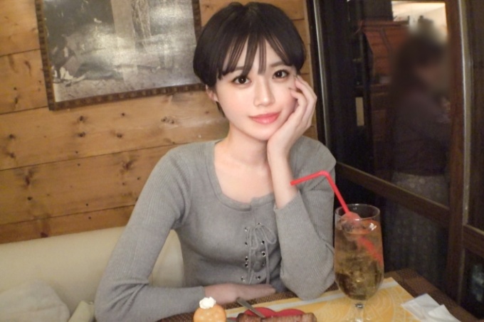我想让你告诉我各种调皮的事情♪ 与她孩子气的外表相反