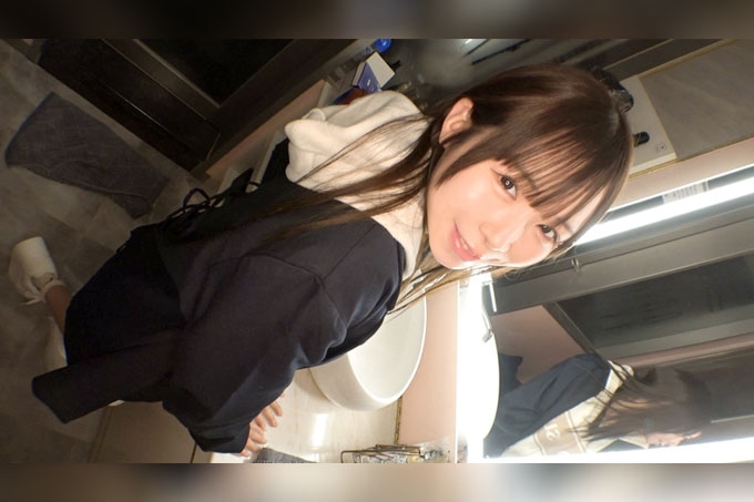 恋爱经验几乎为零的纯洁现役女大学生·莉莉卡酱(21岁)，在紧张得直发抖的情况下挑战初次拍摄！