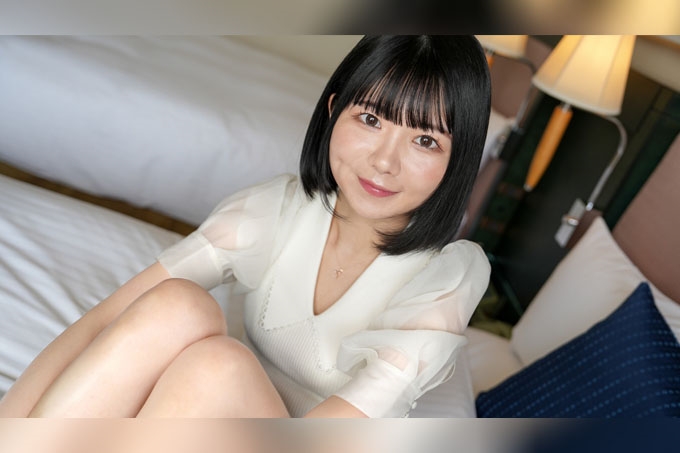 「这么清纯的女孩？！这个短发美女喜欢又大又硬的鸡巴！具有受虐倾向的美由莉越被挑逗，她的心跳就越快！