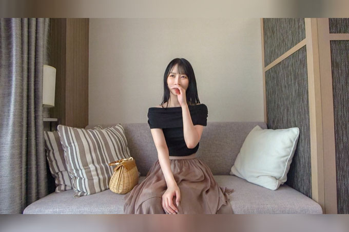 我想在性爱中体验高潮！！观看这位冷静纯真的女士如何变得狂野的完整故事！