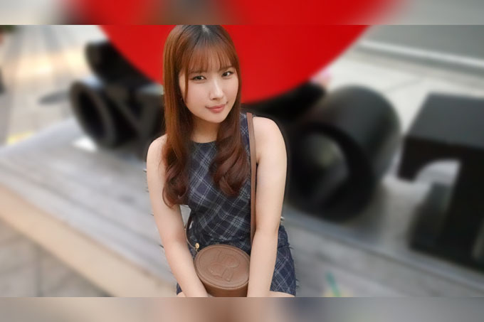 一位身材超级棒、抱起来超级舒服的可爱女孩来了！快来抱抱她！快来摸摸她！快来舔舔她！