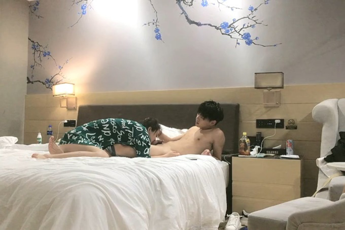 【你看到一头猪】，原91约妹达人，酒吧最新搭讪漂亮良家小姐姐，肤白貌美，身材玲珑有致，调情口交啪啪柳眉轻蹙
