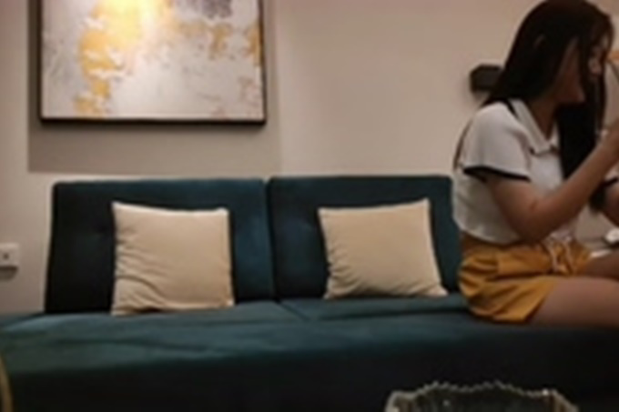 18岁极品小萝莉，神似景甜，沙发啪啪，美乳嫩鲍清晰可见，水多娇喘动听
