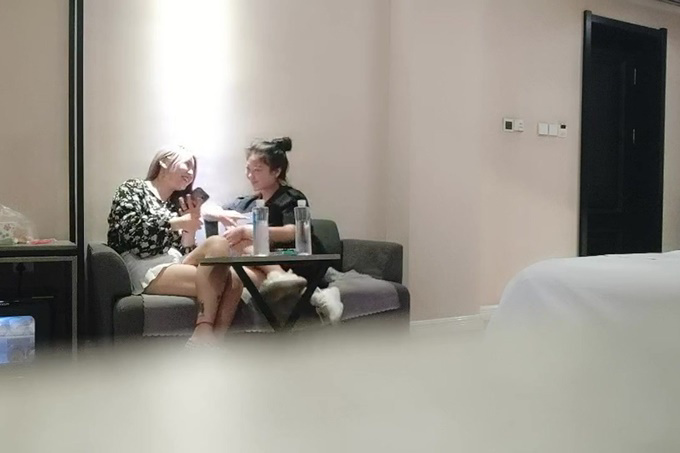 牛屌丶寻花约两嫩妹闺蜜走后开操，吸奶摸穴调情，抬腿侧入呻吟大声，上位骑乘自己动，猛操晃动奶子