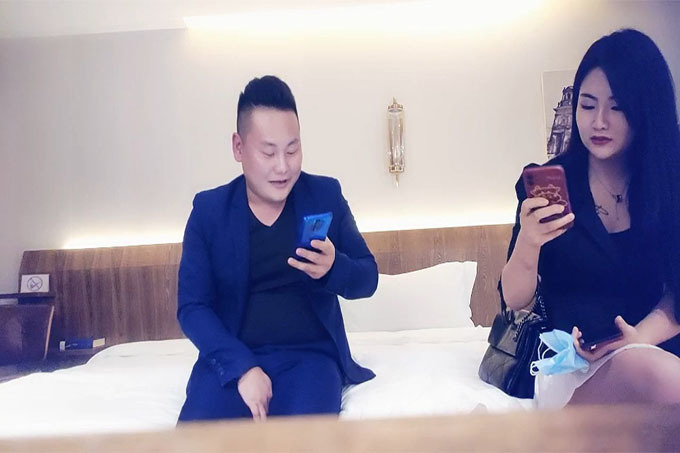 赵总丶寻花回归短裙肉感少妇，舌吻调情非常享受，镜头前口交插嘴，大屁股上位骑乘套弄