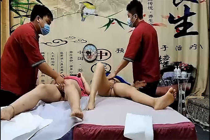 养生馆4P风骚少妇，享受技师的按摩揉奶抠逼特殊服务，两个骚逼被小哥床上床下各种爆草抽插，浪叫呻吟不止