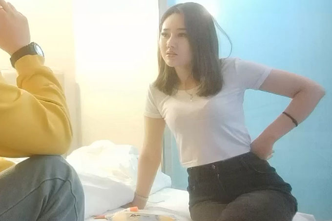 圆圆脸甜美小姐姐，坐在身上有点羞涩，掏出JB一顿吸骚起来，边口边说骚话，骑乘猛操大屁股