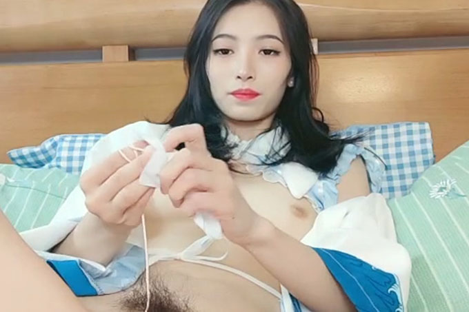 颜值不错的小少妇露脸激情大秀，镜头前卖骚呻吟，道具玩弄骚穴和菊花抽插表情好骚，叫的好浪，掰开骚穴看逼