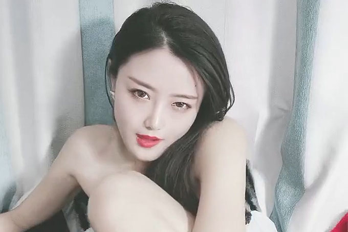 少妇装纯迷死人全程露脸短裙诱惑