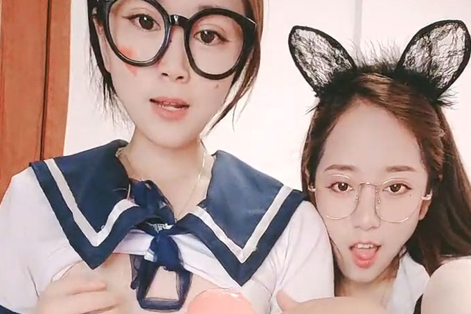 两个小少妇和一个大哥的游戏
