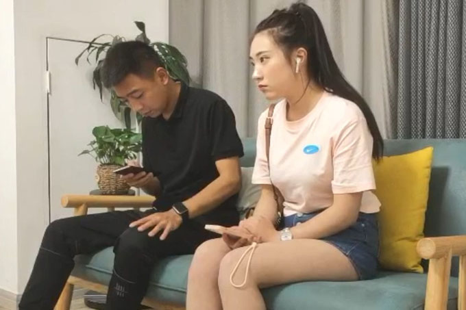 牛仔短裤漂亮妹子，一脸呆萌肉感美腿，抓着大屌深喉