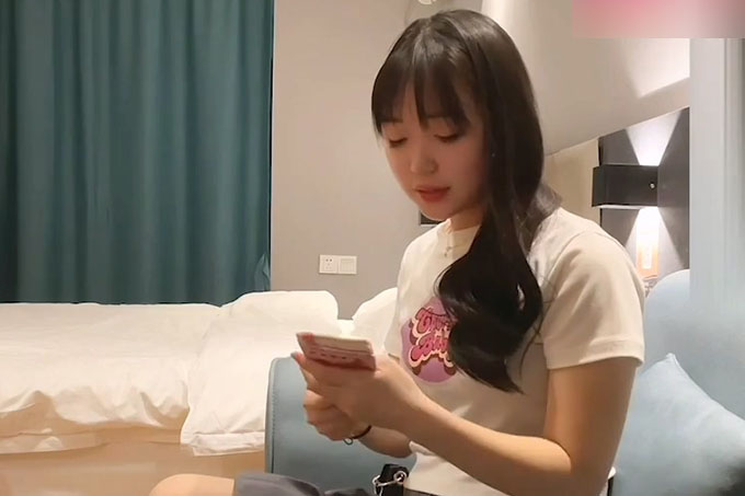 约炮清纯大一新生，后入翘臀大力抽插