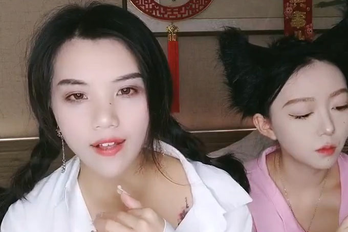 姐妹花的诱惑，全程露脸丝袜情趣对着镜头发骚，揉奶玩逼舔假鸡巴，撅着屁股道具抽插骚穴，表情好骚淫水多多