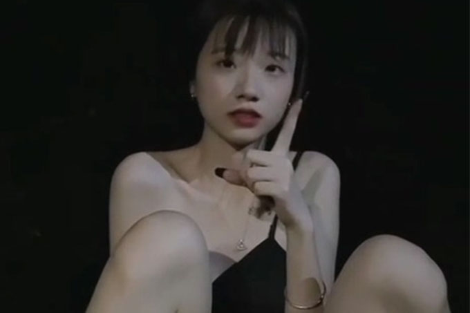 窈窕年轻貌美少女的蜕变历程 野外露出1