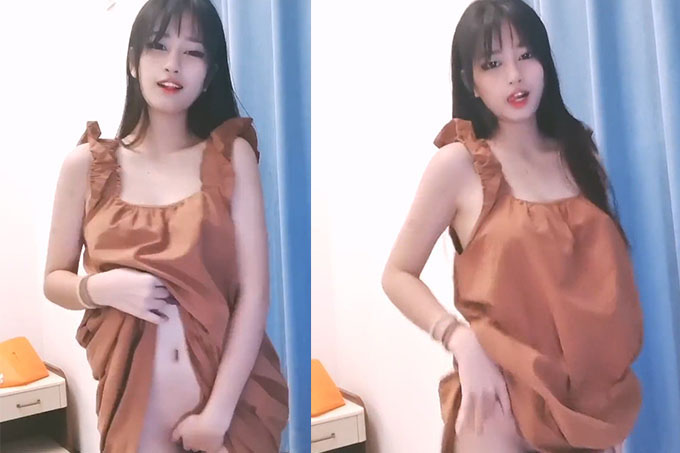 美乳小姐姐！活力十足全裸抖奶！黑白网袜，沙发上自慰，振动棒快速抽插，低低呻吟娇喘