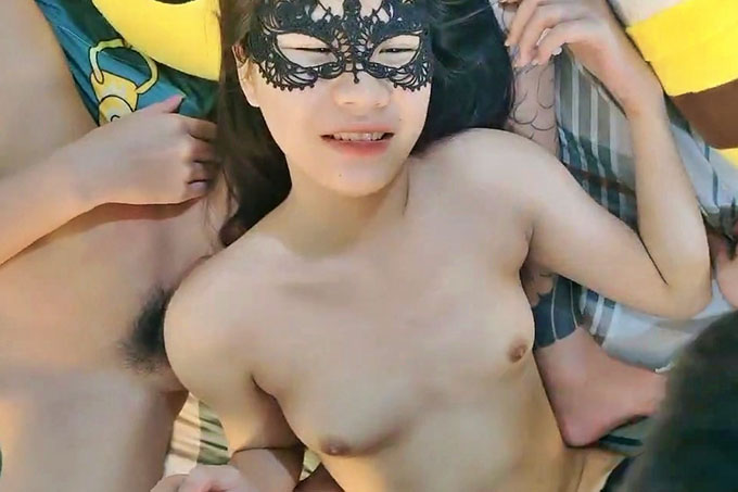 黑丝女仆骚妹子与老铁居家现场直播双飞啪啪大秀 穿着情趣装跪舔鸡巴骑乘前后双插干得尖叫声不断 场面淫荡刺激