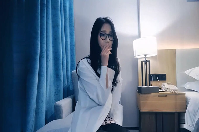 高颜值性感包臀裙眼镜御姐，穿上女仆装黑丝自摸特写口交猛操搞了两炮