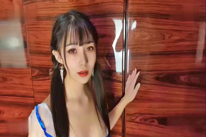 性感情趣内衣女导游推销纪念品主动勾引土豪游客发生性关系 美女网红