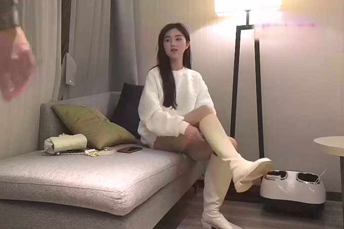 探花老司机星级酒店约啪模特身材大学生兼职妹子 撕破丝袜直接在沙发上各种姿势干爽得嗷嗷直叫