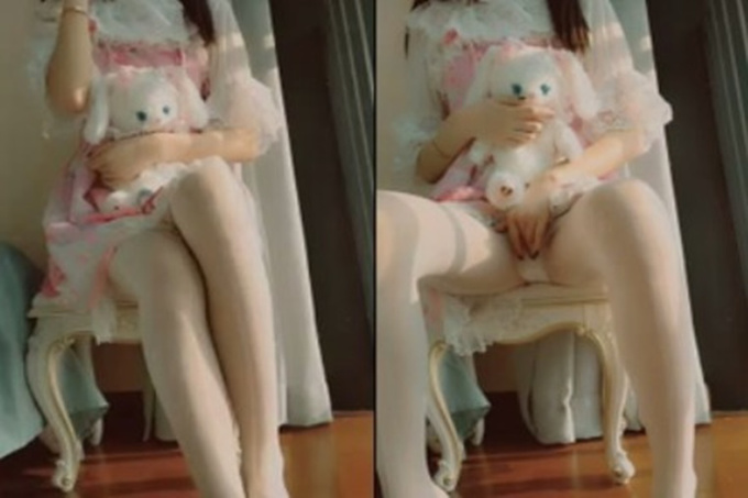 最新网红美少女『草莓味软糖』VIP定制 萝莉少女与向日葵 无毛嫩穴 骚话诱惑