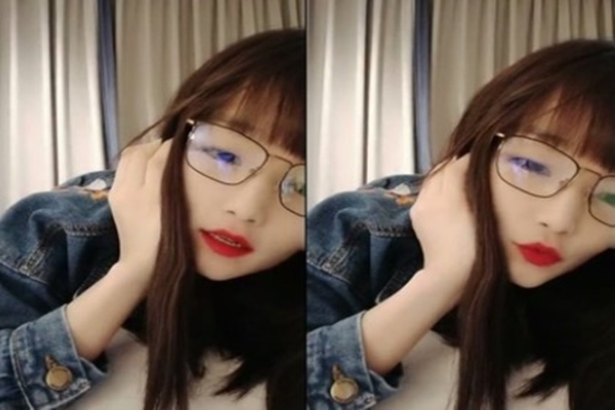 清纯的眼镜妹~情人进房直接玩起手机~妹子好想被操~！！！