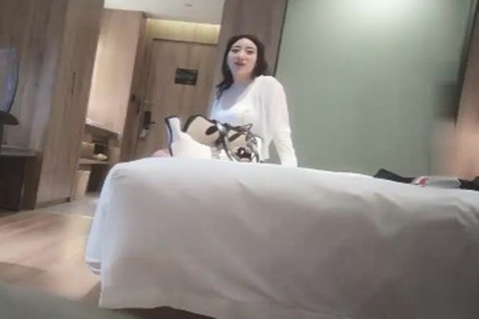 约了个丰满少妇TP啪啪，洗完澡甜奶深喉口交猛操晃动奶子，搞得呻吟娇喘非常诱人 