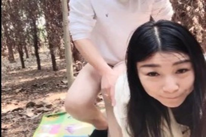 女友被操得受不了，自己扭了起来恨不得立刻高潮！