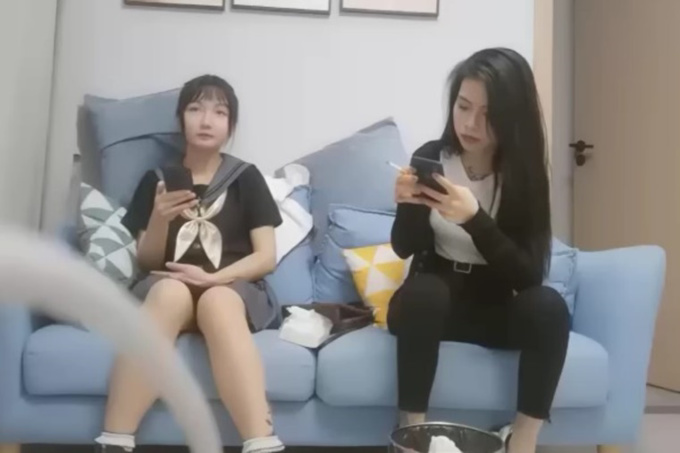 花臂纹身萌妹子双飞啪啪，翘屁股摸逼一起口交舔弄后入猛操