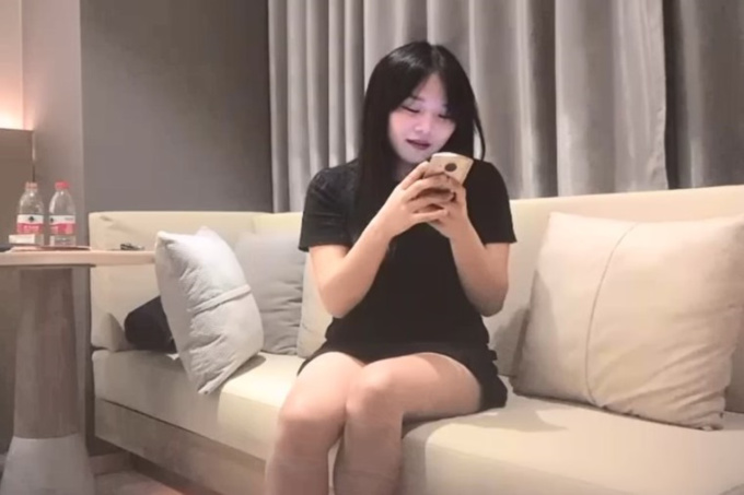 2000约清新小萝莉，甜美乖巧，啪啪时表情太丰富了，职业生涯遭遇老金真是惨惨惨 