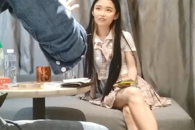  JK小萝莉太单纯 自诩见多识广 白毛巾一盖 残暴输出 让她后悔做这一行 